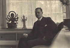 Foto van Robert van Gulik met twee beelden van de paardengod met opschrift aan de achterzijde (ca1935)
